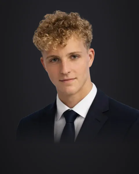 Tomas im dunklen Anzug mit Krawatte